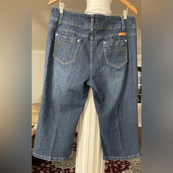 Ella Jeans. Women’s blue jeans Denim, stretch Cropped/ Capri pants size 18 . - Picture 2 of 5